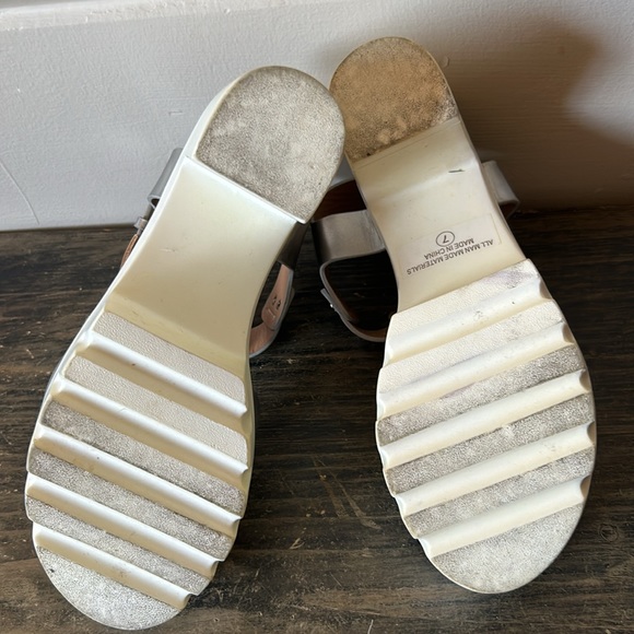 T STRAP PLATFORM SANDALS Size 7 - Picture 9 of 15